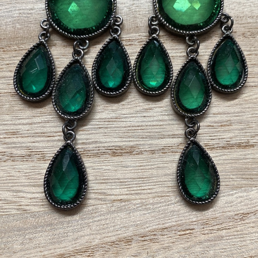 Green costume dangle earrings - Picture 7 of 11